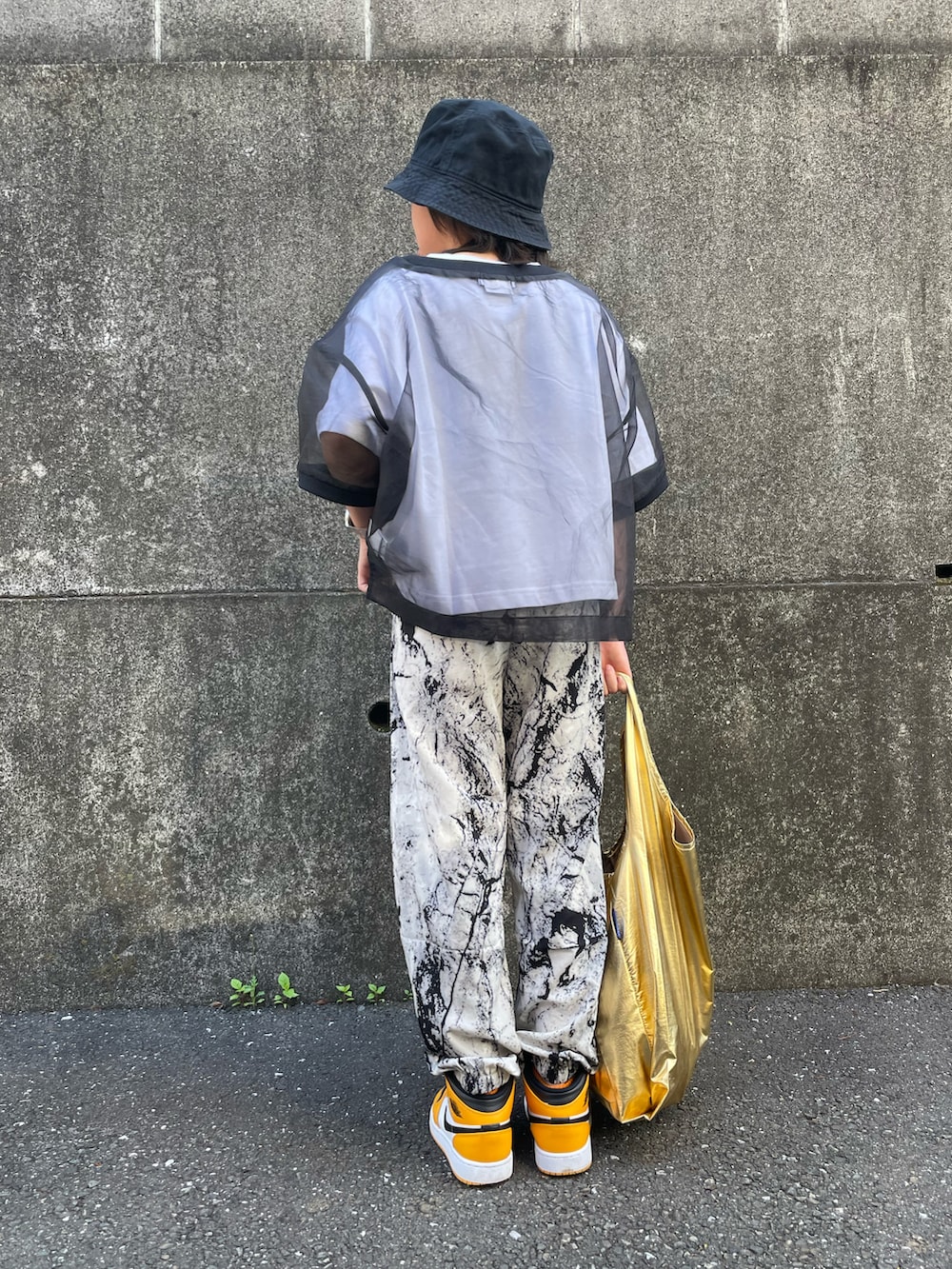 ホワイト系のTシャツ/カットソー、ブラック系のTシャツ/カットソー、イエロー系のエコバッグ/サブバッグを着用したキッズの春コーディネートの3枚目の写真