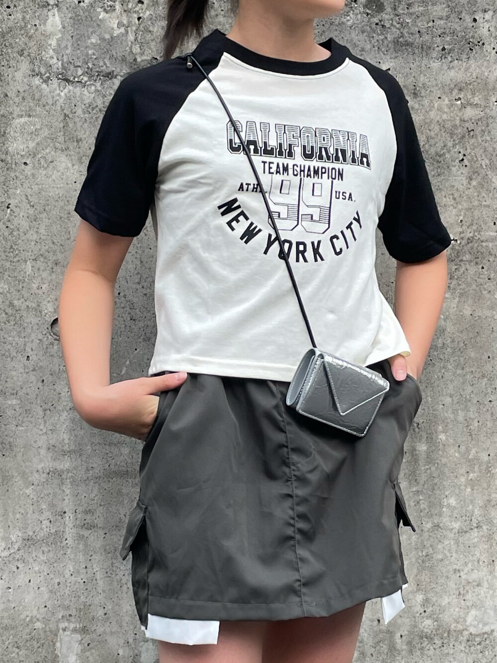 ブラック系のTシャツ/カットソー、グレー系のセットアップ、ブラック系のサンダルを着用したキッズの夏コーディネートの5枚目の写真