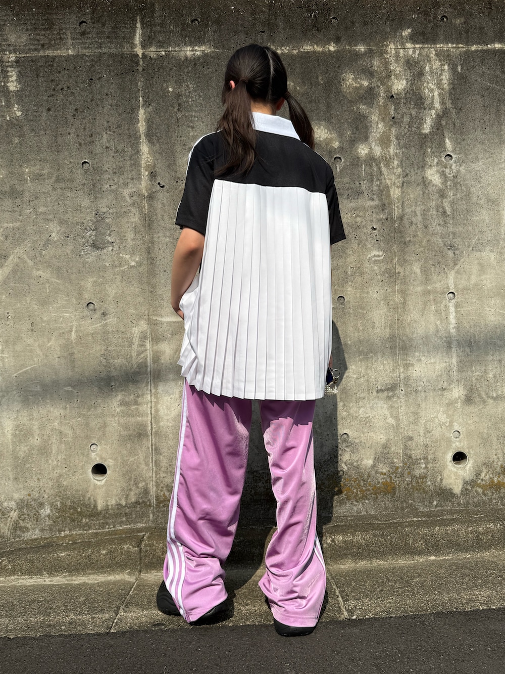 「夏ルックで気分アップ、セットアップ、ロゴT、アウトドアスタイル、厚底シューズ、半袖シャツ、ワイドパンツ、ポロシャツ、お出かけコーデ、フェススタイル、トラックパンツ、アディダス、柄シャツ、夏コーデ、きれいめカジュアル」｜「adidasのファイヤーバード ルーズ トラックパンツ / アディダスオリジナルス adidas Originals（その他パンツ、パープル系）」を使った、 Rey さん（骨格ストレート・キッズ・150cm）の夏コーディネートの3枚目の写真