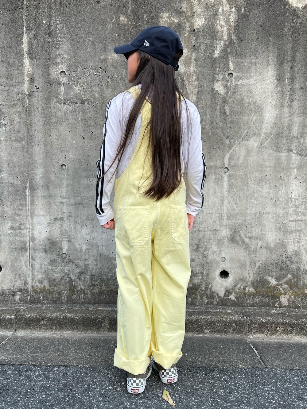 イエロー系のサロペット/オーバーオール、ホワイト系のTシャツ/カットソー、グリーン系のスニーカーを着用したキッズの春コーディネートの4枚目の写真