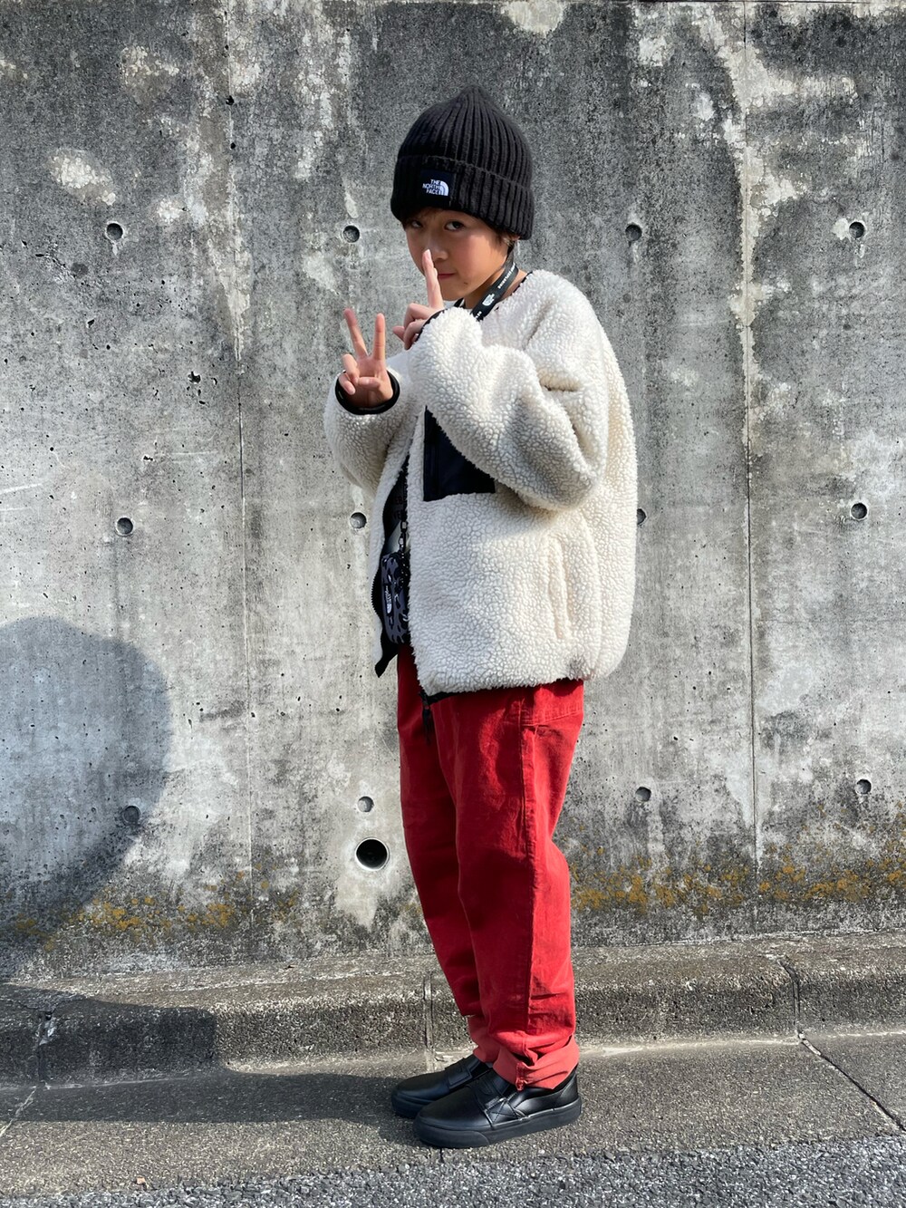 ホワイト系のその他アウター、ホワイト系のスウェット、ブラウン系のその他パンツを着用したキッズの冬コーディネートの2枚目の写真