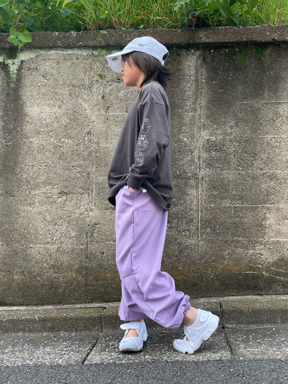ブラック系のTシャツ/カットソー、パープル系のその他パンツ、ホワイト系のサンダルを着用したキッズの春コーディネートの2枚目の写真