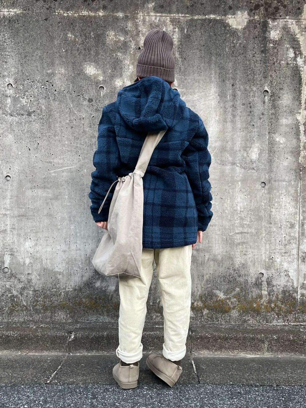 ブルー系のパーカー、ホワイト系のその他パンツ、ベージュ系のショルダーバッグを着用したキッズの冬コーディネートの3枚目の写真