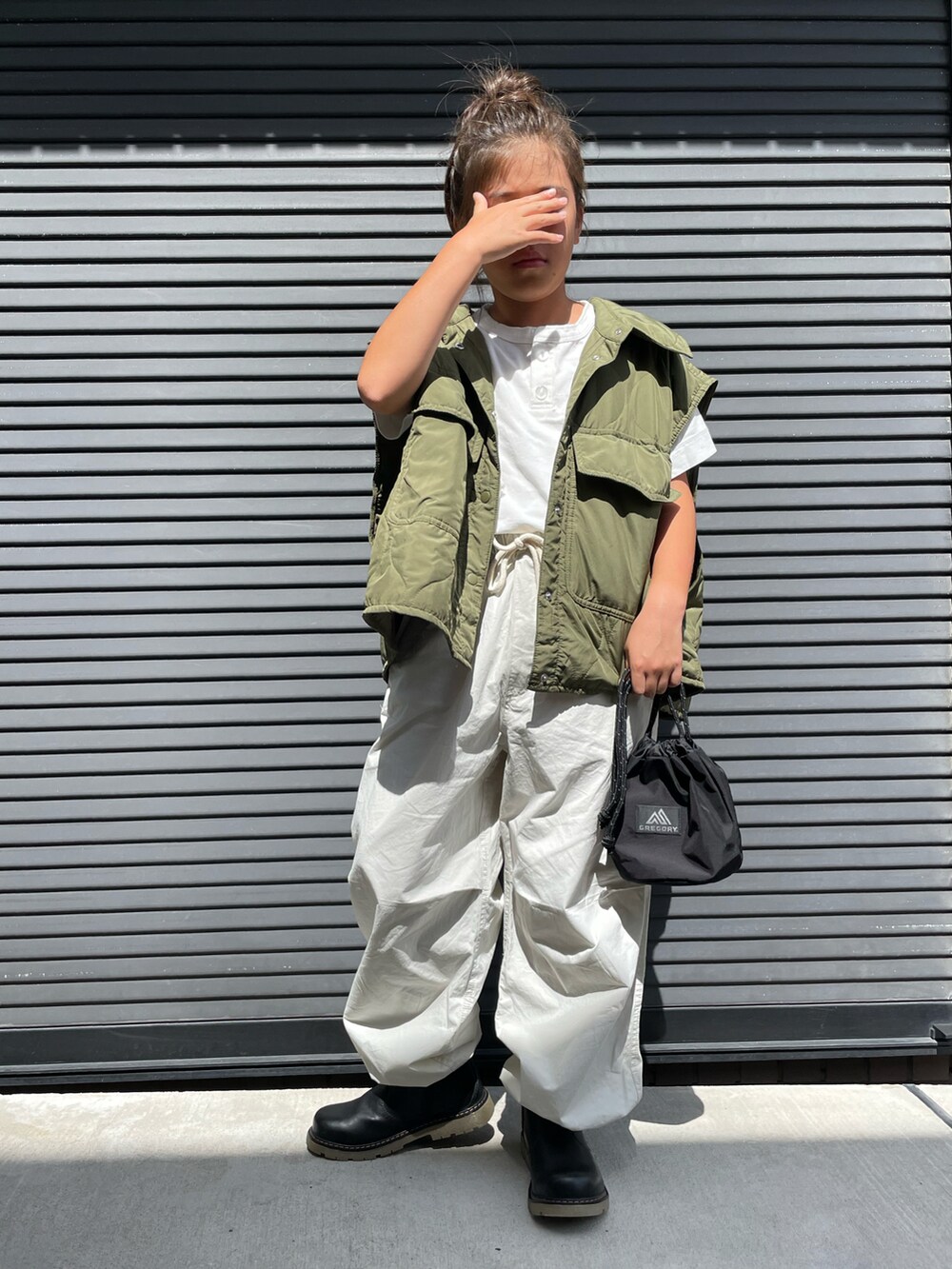 グリーン系のミリタリージャケット、ホワイト系のTシャツ/カットソー、ホワイト系のその他パンツを着用したキッズの秋コーディネートの2枚目の写真