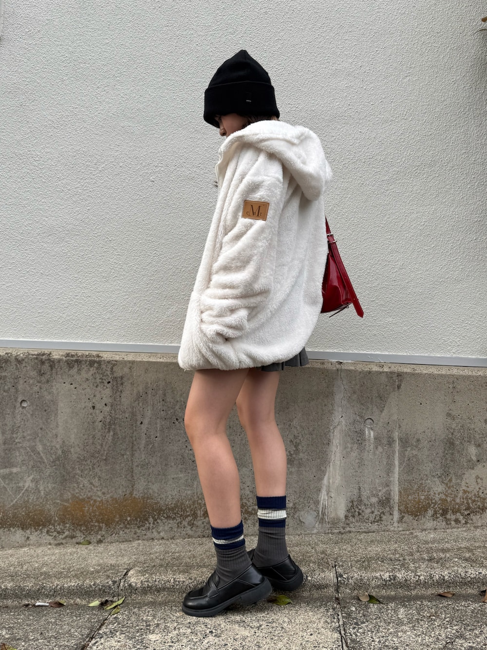 ブラック系のTシャツ/カットソー、レッド系のショルダーバッグ、ブラック系のローファーを着用したレディースの秋コーディネートの2枚目の写真