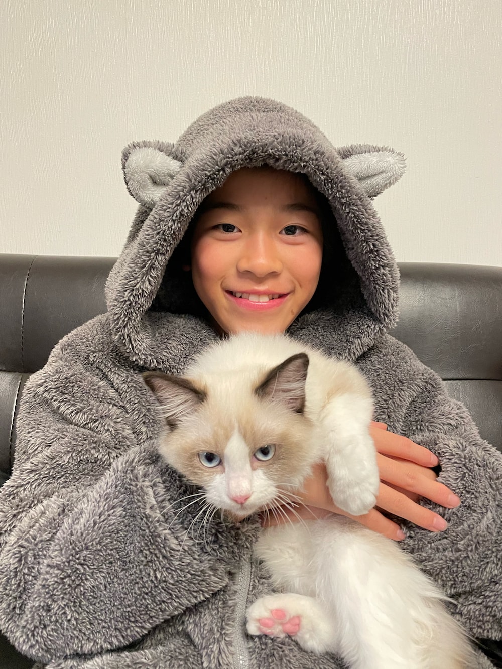 グレー系のルームウェア/パジャマ、グリーン系のリード/ハーネス/首輪、グリーン系のリード/ハーネス/首輪を着用したキッズの冬コーディネートの3枚目の写真