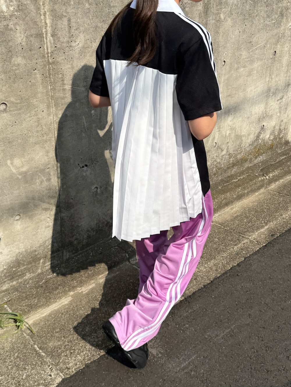 「夏ルックで気分アップ、セットアップ、ロゴT、アウトドアスタイル、厚底シューズ、半袖シャツ、ワイドパンツ、ポロシャツ、お出かけコーデ、フェススタイル、トラックパンツ、アディダス、柄シャツ、夏コーデ、きれいめカジュアル」｜「adidasのファイヤーバード ルーズ トラックパンツ / アディダスオリジナルス adidas Originals（その他パンツ、パープル系）」を使った、 Rey さん（骨格ストレート・キッズ・150cm）の夏コーディネートの4枚目の写真