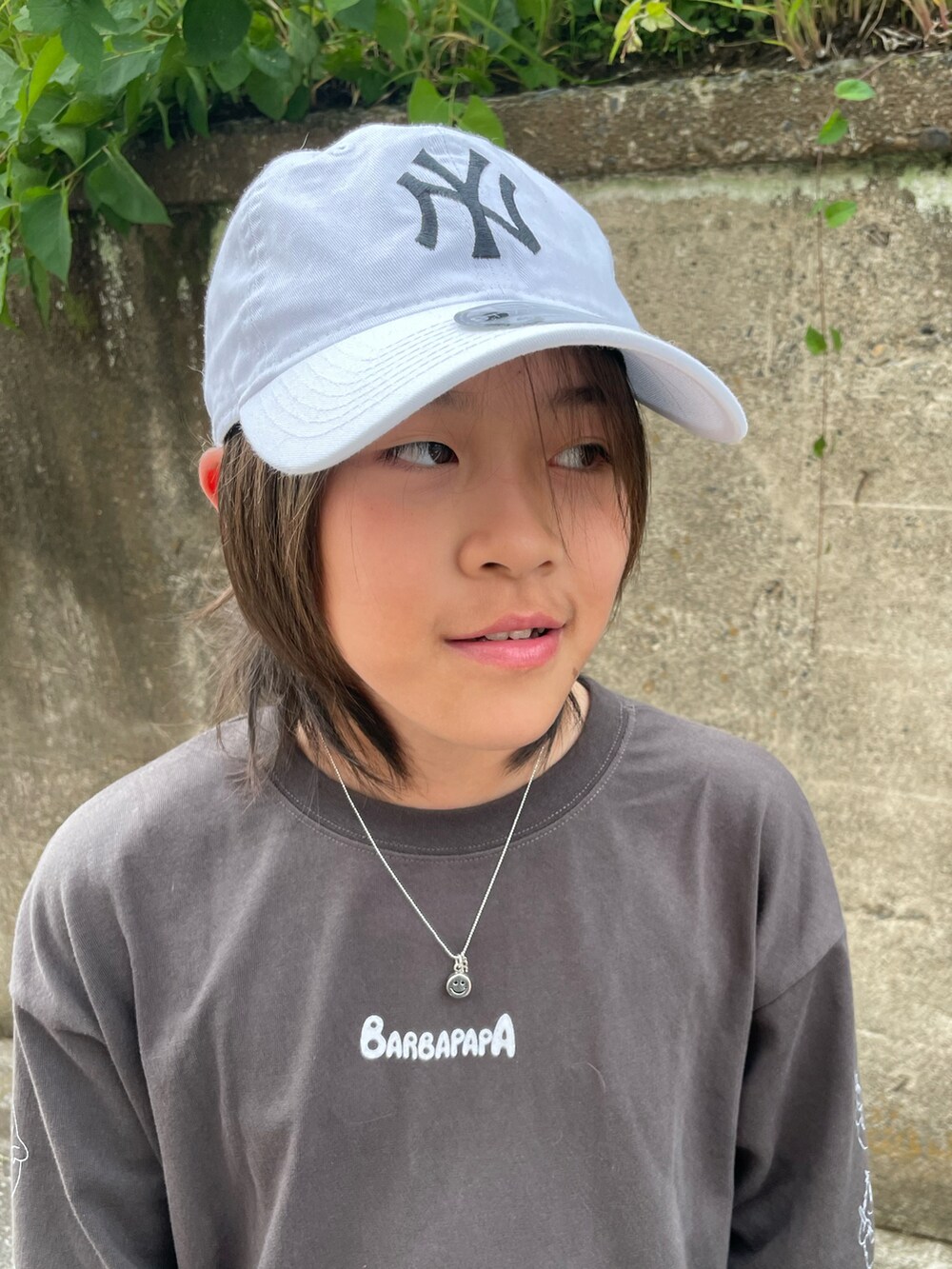 ブラック系のTシャツ/カットソー、パープル系のその他パンツ、ホワイト系のサンダルを着用したキッズの春コーディネートの5枚目の写真