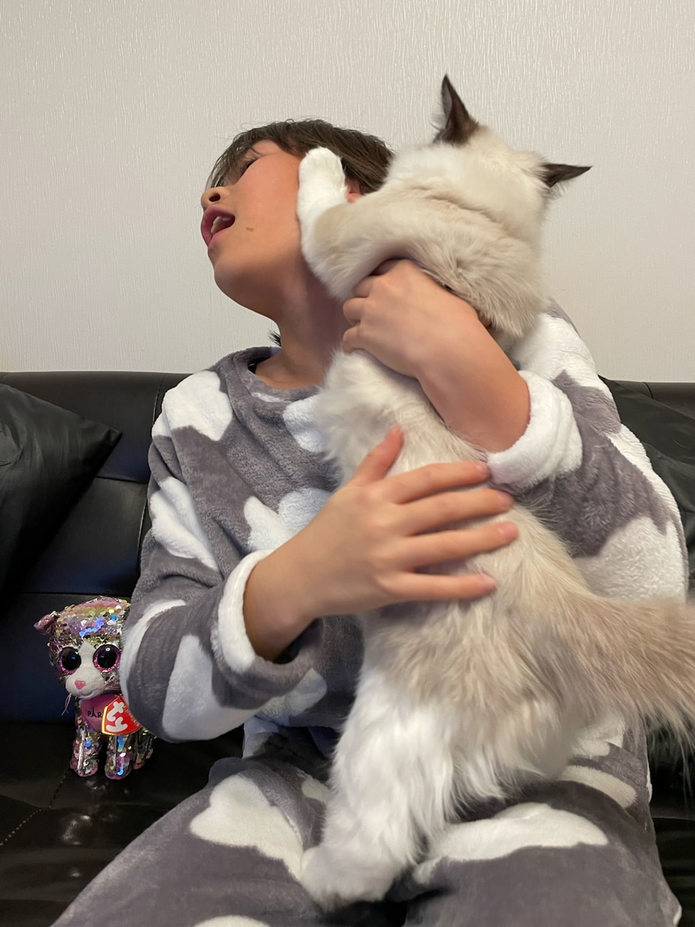 グレー系のルームウェア/パジャマ、シルバー系のフィギュア、ブラウン系のその他を着用したキッズの冬コーディネートの4枚目の写真