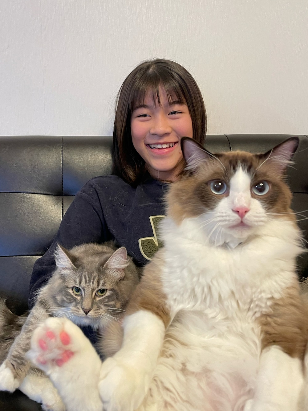 ブルー系のルームウェア/パジャマ、ベージュ系のクッション/クッションカバー、その他のペットグッズを着用したキッズの冬コーディネートの2枚目の写真