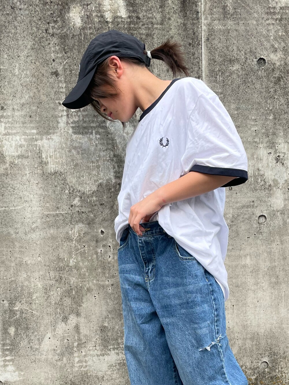 ホワイト系のTシャツ/カットソー、ブルー系のその他パンツ、イエロー系のスニーカーを着用したキッズの夏コーディネートの5枚目の写真