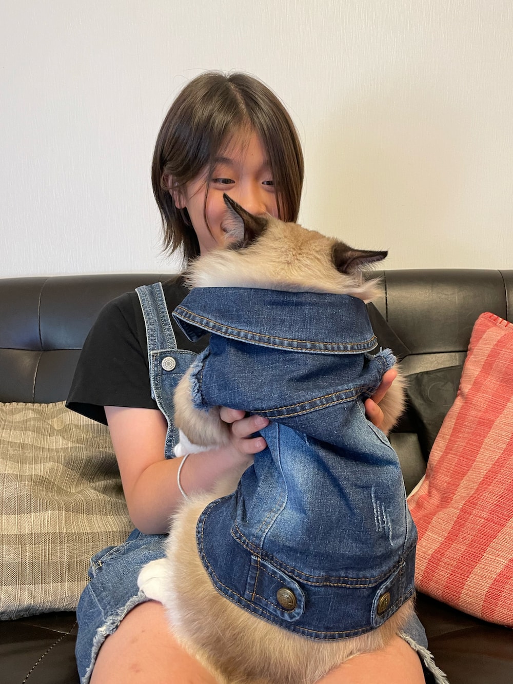 ブルー系のサロペット/オーバーオール、ブラック系のTシャツ/カットソー、ブルー系のペットウェアを着用したキッズの夏コーディネートの3枚目の写真