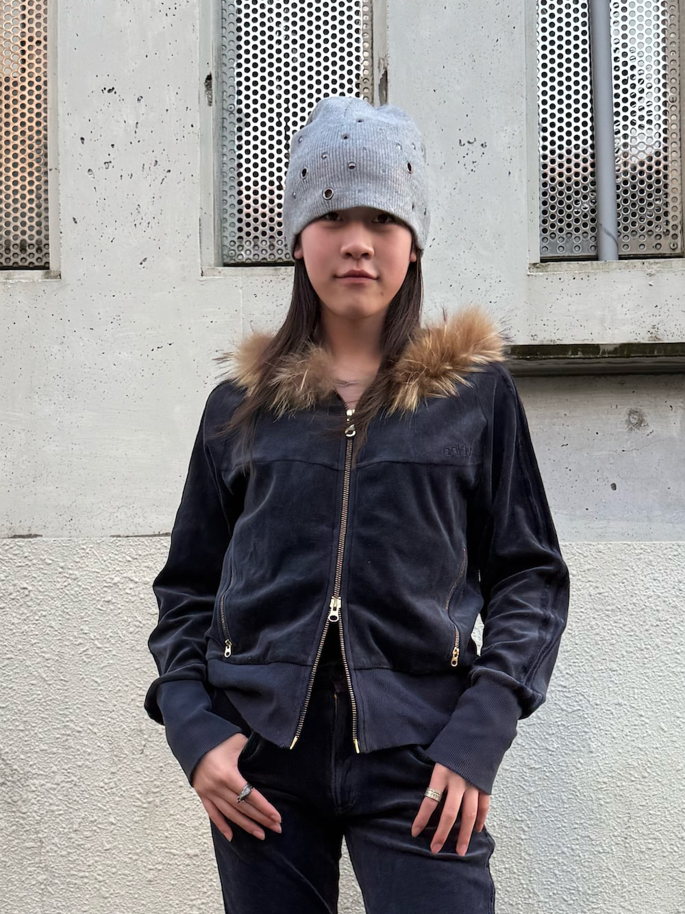 ブルー系のセットアップ、ブラック系のスニーカー、グレー系のニットキャップ/ビーニーを着用したレディースの冬コーディネートの5枚目の写真