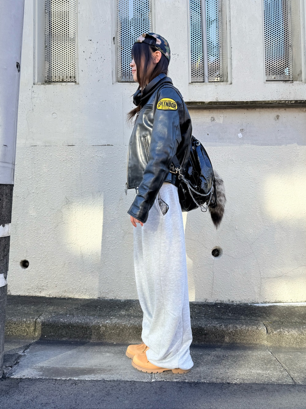 ホワイト系のTシャツ/カットソー、グレー系のスウェットパンツ、ベージュ系のブーツを着用したレディースの冬コーディネートの2枚目の写真