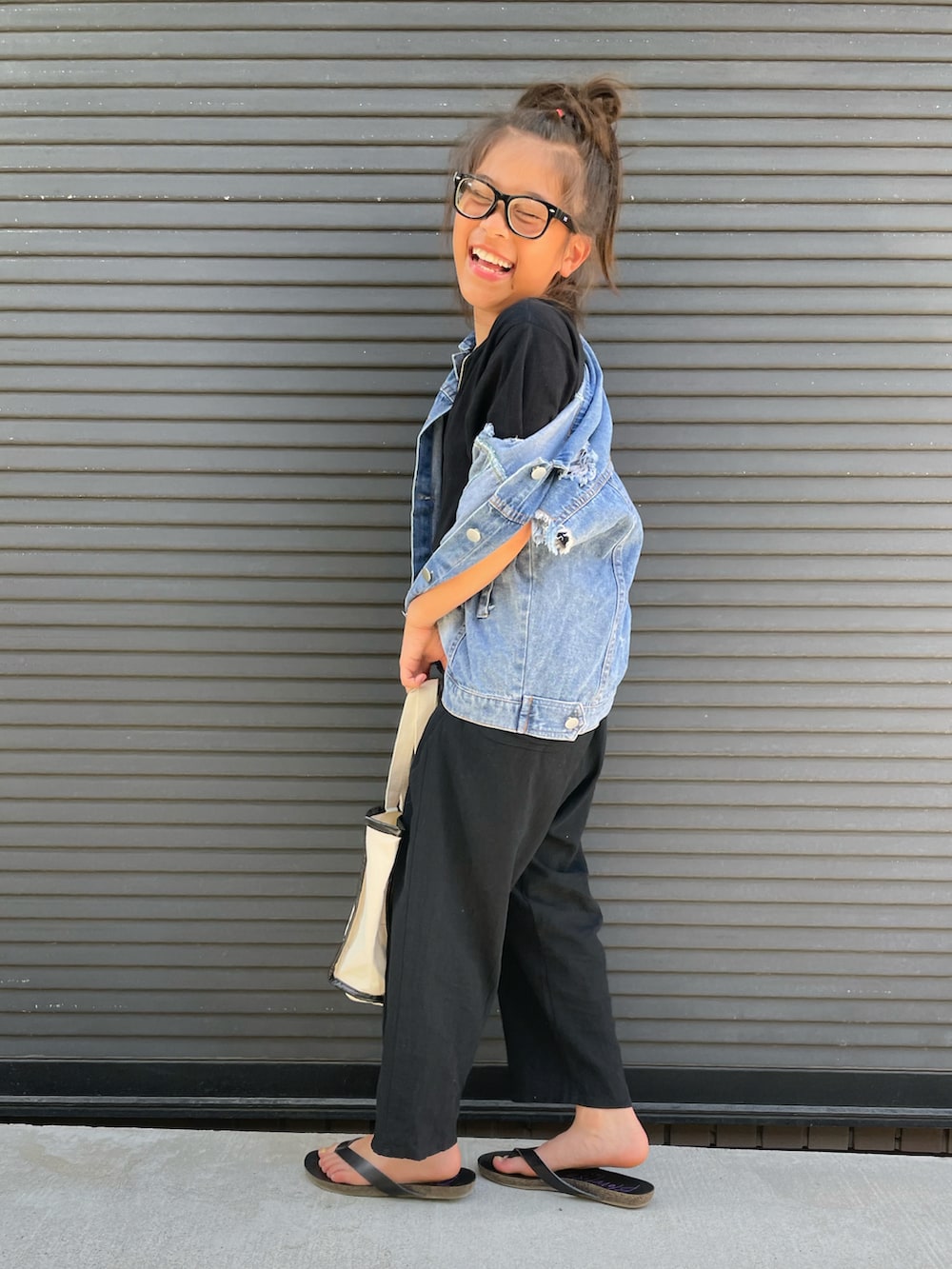 ブルー系のデニムジャケット、ブラック系のTシャツ/カットソー、ブラック系のその他パンツを着用したキッズの夏コーディネートの5枚目の写真