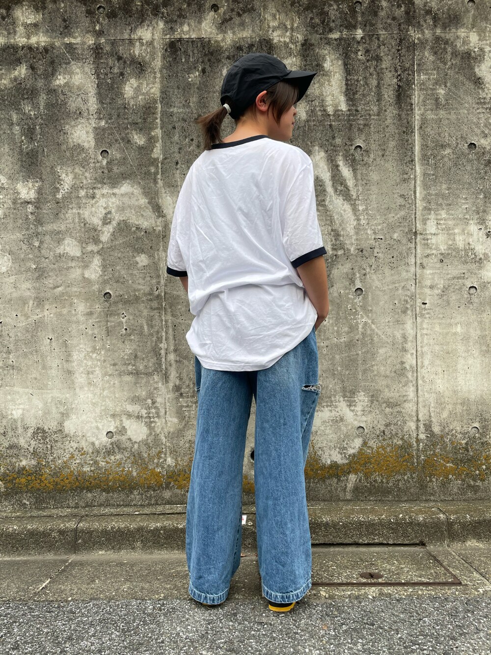ホワイト系のTシャツ/カットソー、ブルー系のその他パンツ、イエロー系のスニーカーを着用したキッズの夏コーディネートの4枚目の写真