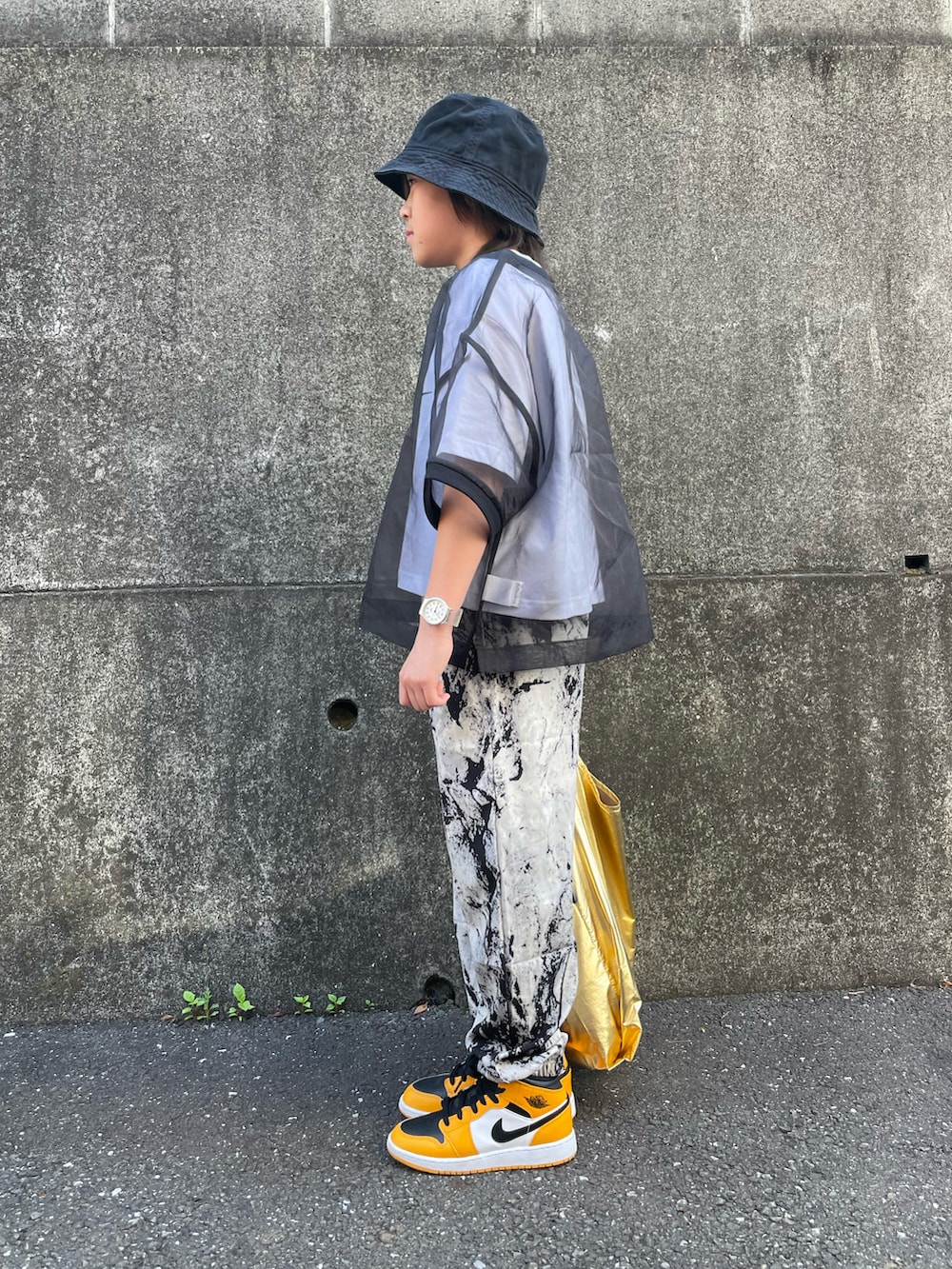 ホワイト系のTシャツ/カットソー、ブラック系のTシャツ/カットソー、イエロー系のエコバッグ/サブバッグを着用したキッズの春コーディネートの2枚目の写真