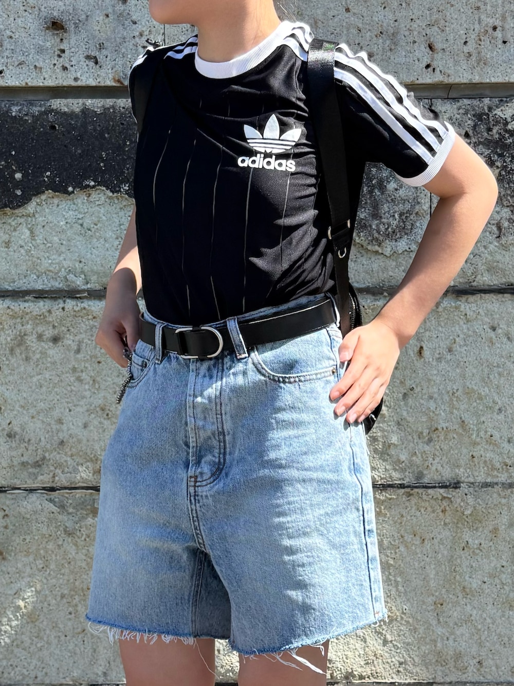 「スポーツミックス、夏コーデ、ロゴT、デニム、サンダル、バックパック、黒Tシャツ、ハーフパンツ、テーマパークコーデ、シンプルコーデ、きれいめカジュアル、フェススタイル、休日スタイル、アウトドアスタイル、シュルダーバッグ」｜「adidasのアディカラースリーストライプス ピンストライプ半袖Tシャツ / アディダスオリジナルス adidas Originals（Tシャツ/カットソー、ブラック系）」を使った、 Rey さん（骨格ストレート・キッズ・150cm）の夏コーディネートの3枚目の写真