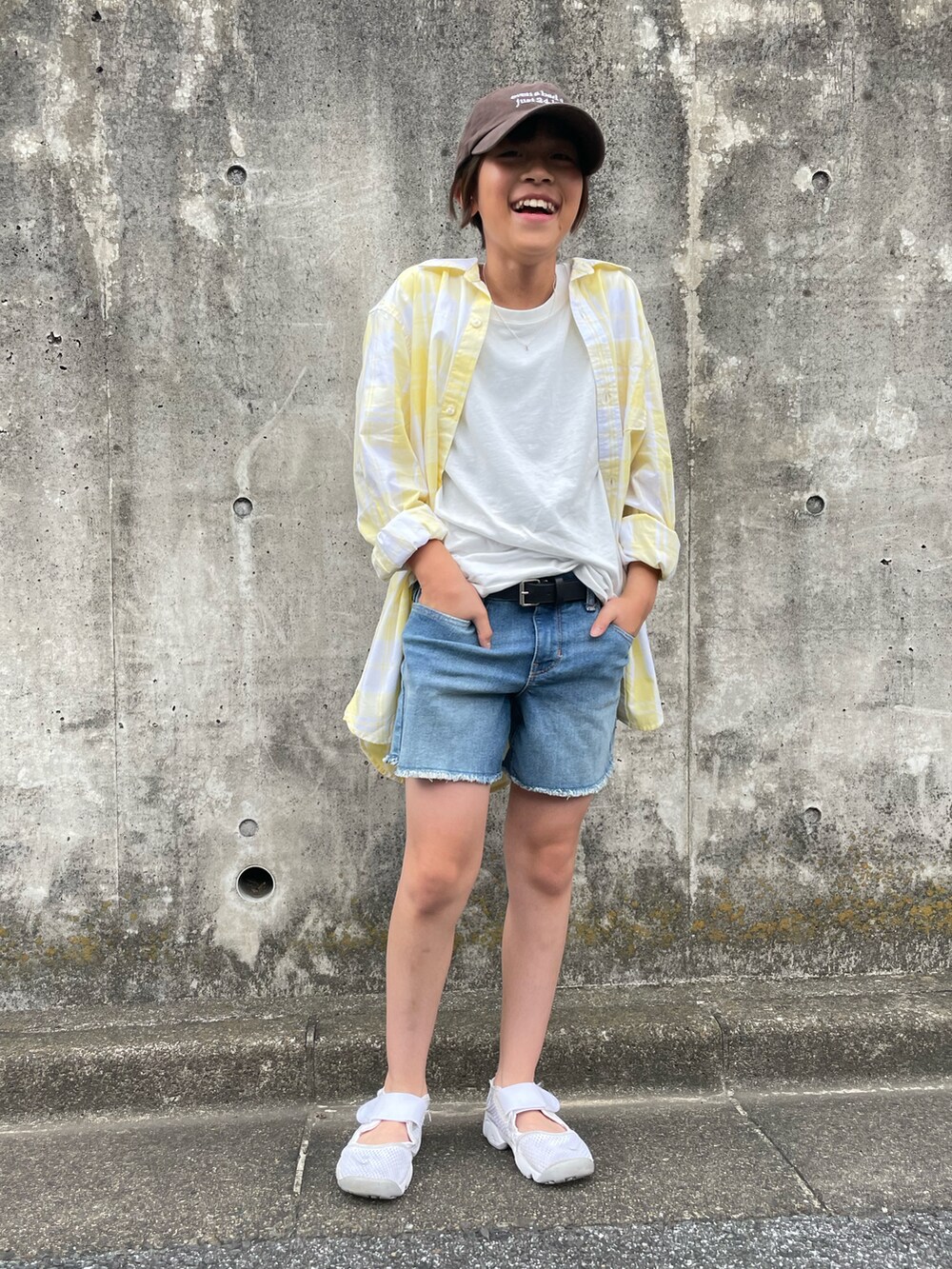 イエロー系のシャツ/ブラウス、ホワイト系のTシャツ/カットソー、ブルー系のデニムパンツを着用したキッズの夏コーディネートの5枚目の写真