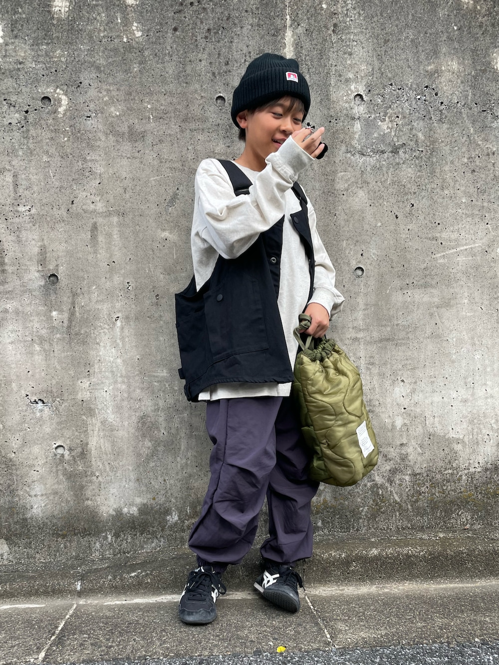 ブラック系のベスト、ベージュ系のTシャツ/カットソー、パープル系のその他パンツを着用したキッズの秋コーディネートの4枚目の写真