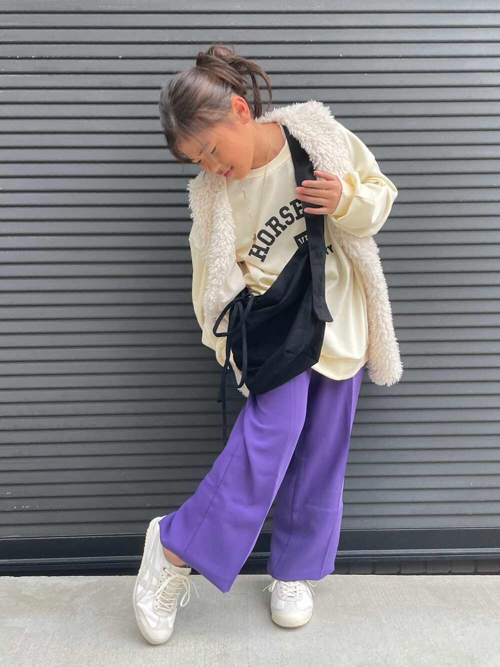 ホワイト系のベスト、ホワイト系のスウェット、パープル系のその他パンツを着用したキッズの秋コーディネートの5枚目の写真