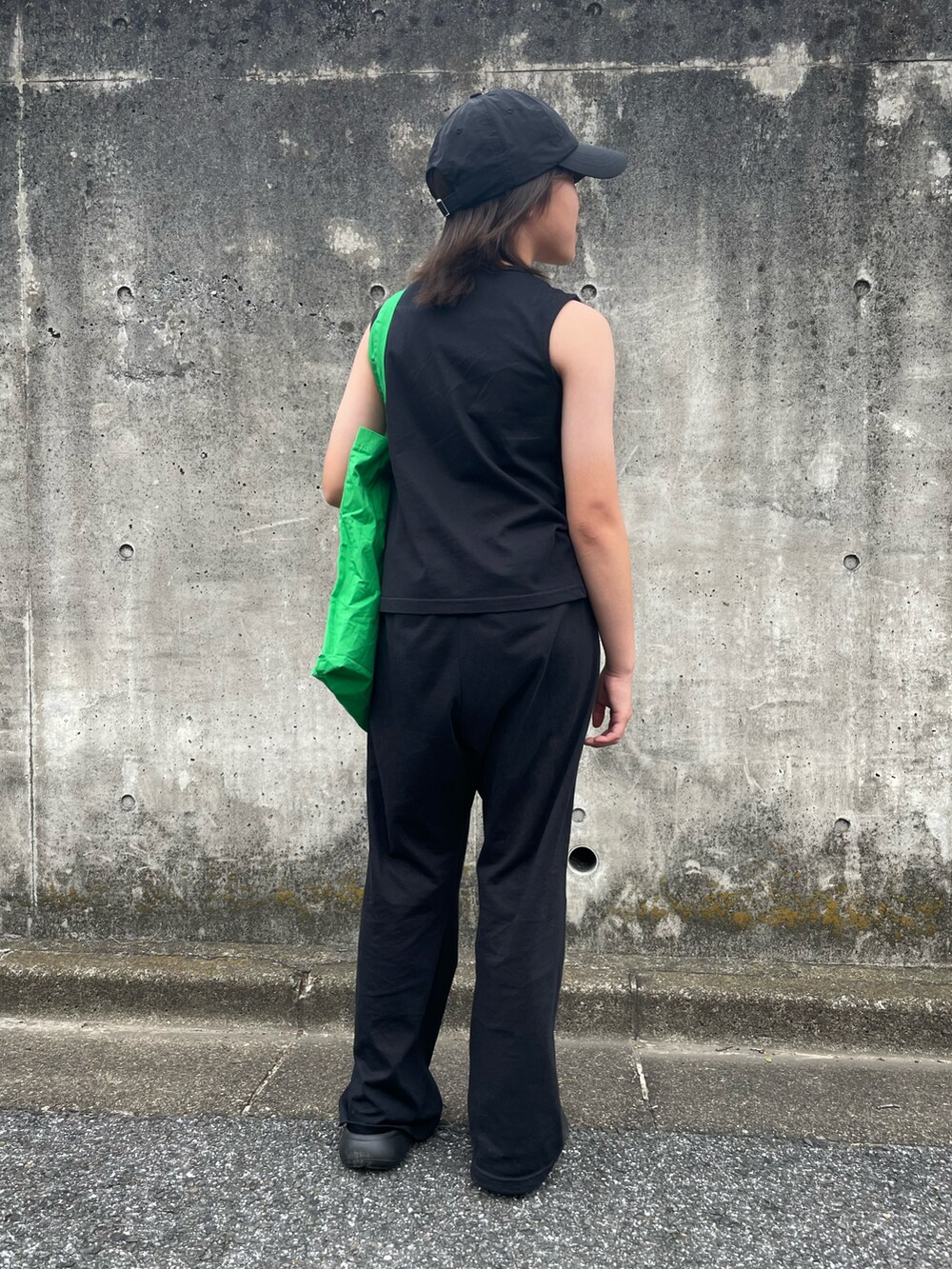 ブラック系のセットアップ、グリーン系のトートバッグ、ブラック系のサンダルを着用したキッズの夏コーディネートの3枚目の写真