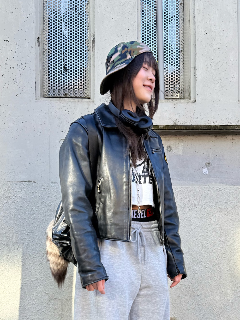 ホワイト系のTシャツ/カットソー、グレー系のスウェットパンツ、ベージュ系のブーツを着用したレディースの冬コーディネートの4枚目の写真