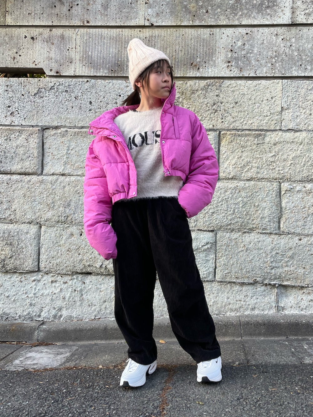 ホワイト系のニット/セーター、ブラック系のその他パンツ、ホワイト系のスニーカーを着用したキッズの秋コーディネートの2枚目の写真