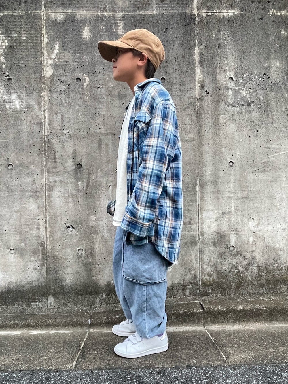 ブルー系のシャツ/ブラウス、ホワイト系のTシャツ/カットソー、ブルー系のデニムパンツを着用したキッズの秋コーディネートの3枚目の写真