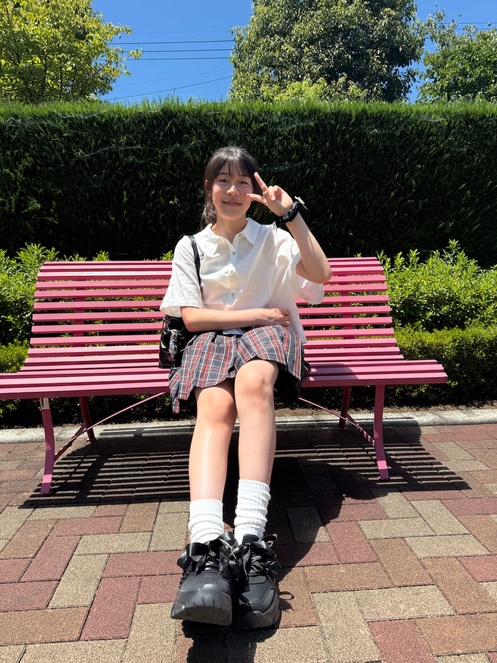ブラック系のハンドバッグ、ホワイト系のシャツ/ブラウス、その他のスカートを着用したキッズの夏コーディネートの2枚目の写真