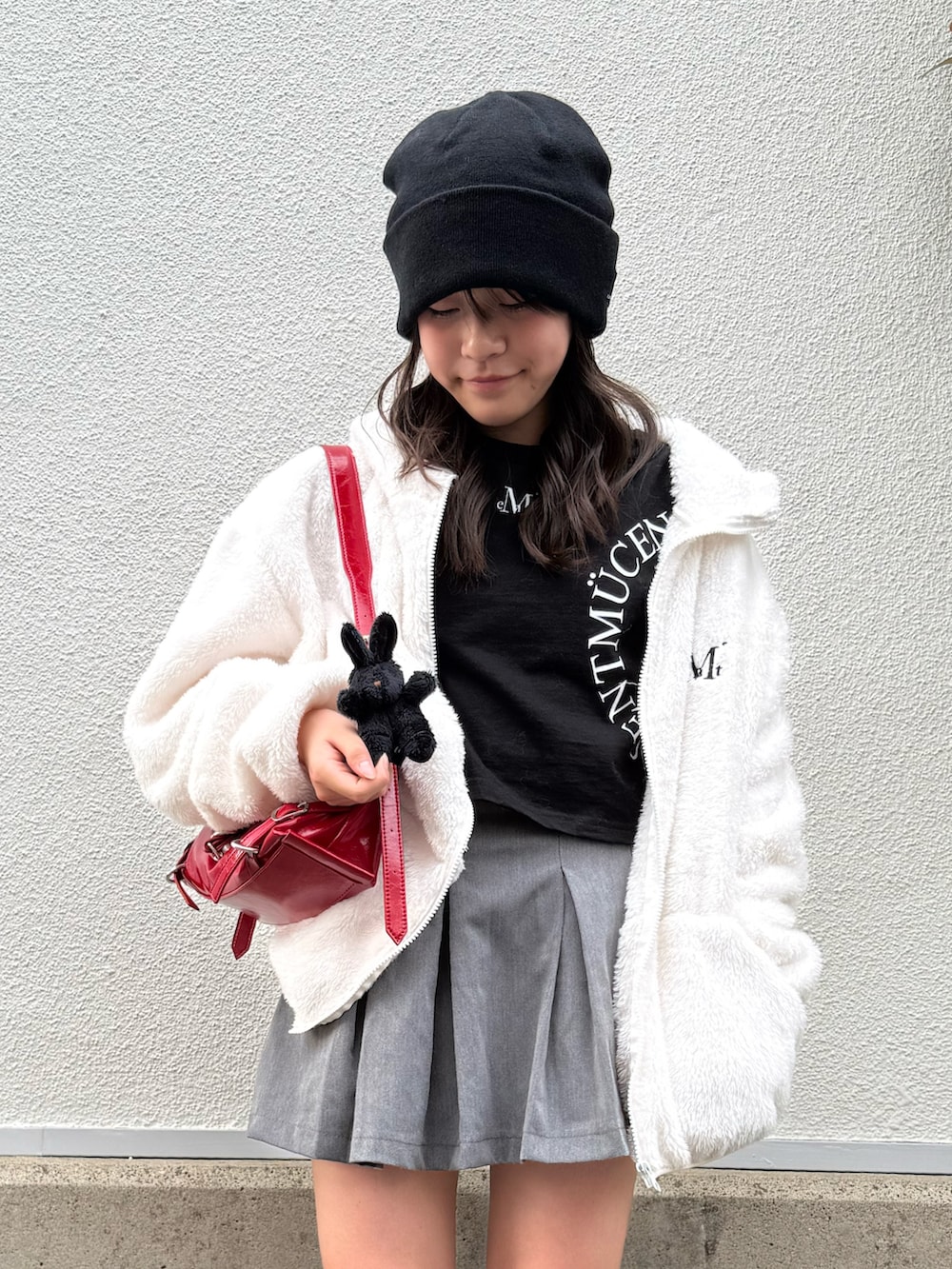 ブラック系のTシャツ/カットソー、レッド系のショルダーバッグ、ブラック系のローファーを着用したレディースの秋コーディネートの4枚目の写真