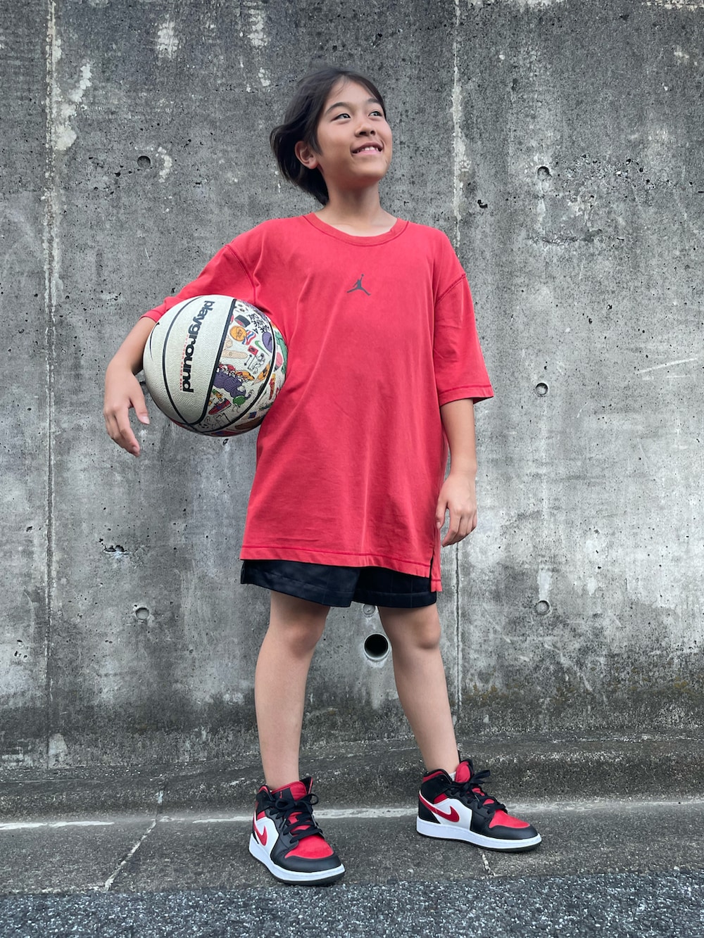 レッド系のTシャツ/カットソー、ブラック系のその他パンツ、ブラック系のスニーカーを着用したキッズの秋コーディネートの5枚目の写真