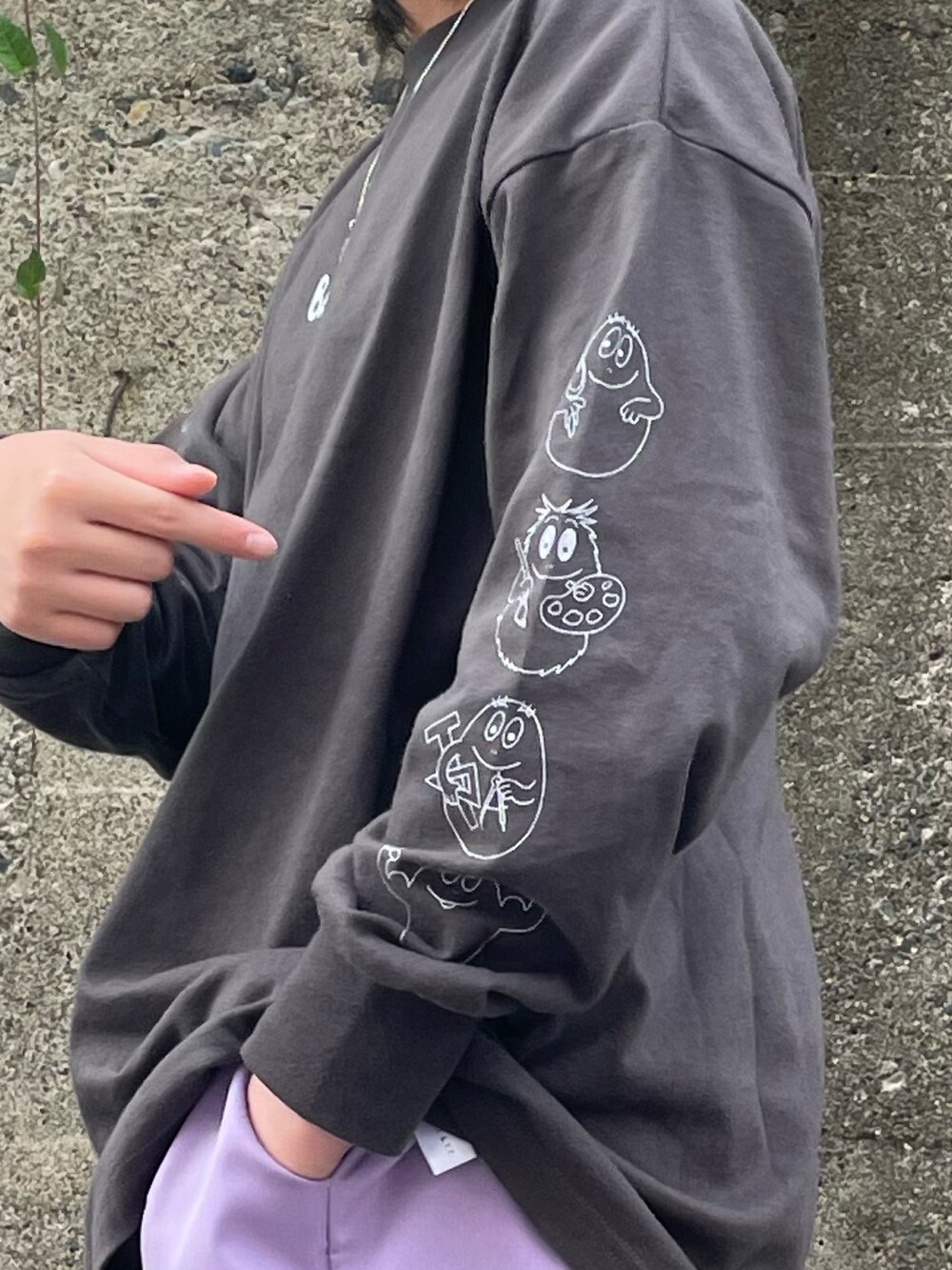 ブラック系のTシャツ/カットソー、パープル系のその他パンツ、ホワイト系のサンダルを着用したキッズの春コーディネートの4枚目の写真