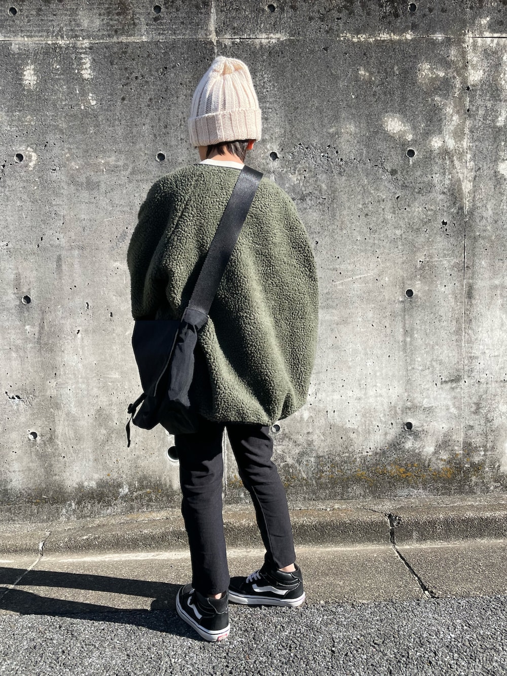 グリーン系のその他アウター、ホワイト系のスウェット、ブラック系のその他パンツを着用したキッズの冬コーディネートの3枚目の写真