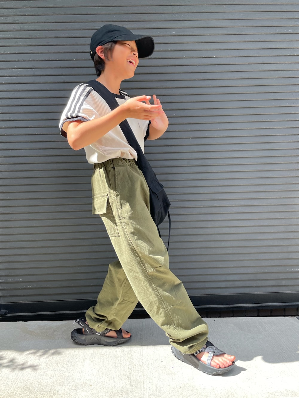 ホワイト系のTシャツ/カットソー、グリーン系のカーゴパンツ、ブラック系のショルダーバッグを着用したキッズの夏コーディネートの4枚目の写真