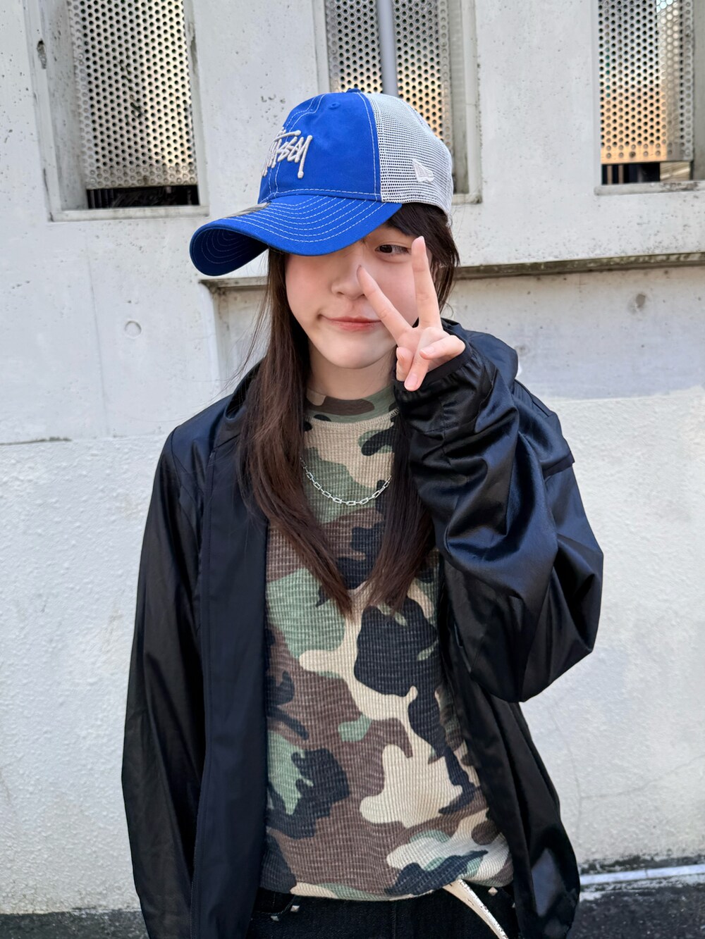 ブラック系のブルゾン、ベージュ系のブーツ、グリーン系のTシャツ/カットソーを着用したレディースの冬コーディネートの5枚目の写真