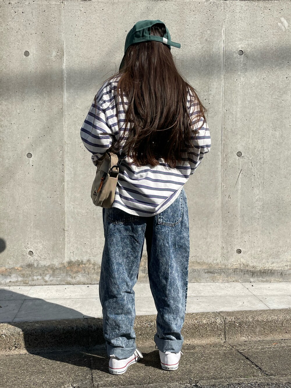 ホワイト系のTシャツ/カットソー、ブルー系のその他パンツ、ベージュ系のショルダーバッグを着用したキッズの春コーディネートの3枚目の写真