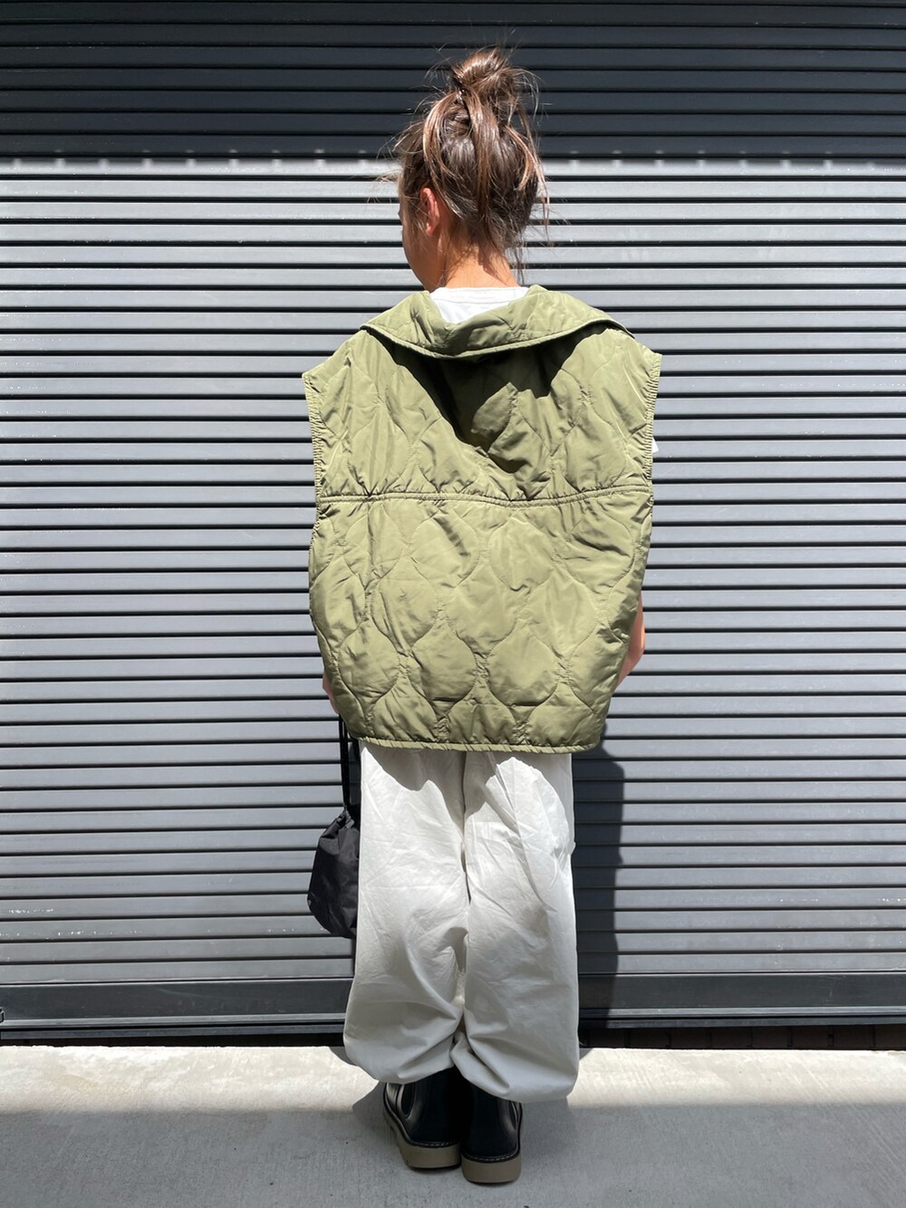 グリーン系のミリタリージャケット、ホワイト系のTシャツ/カットソー、ホワイト系のその他パンツを着用したキッズの秋コーディネートの3枚目の写真