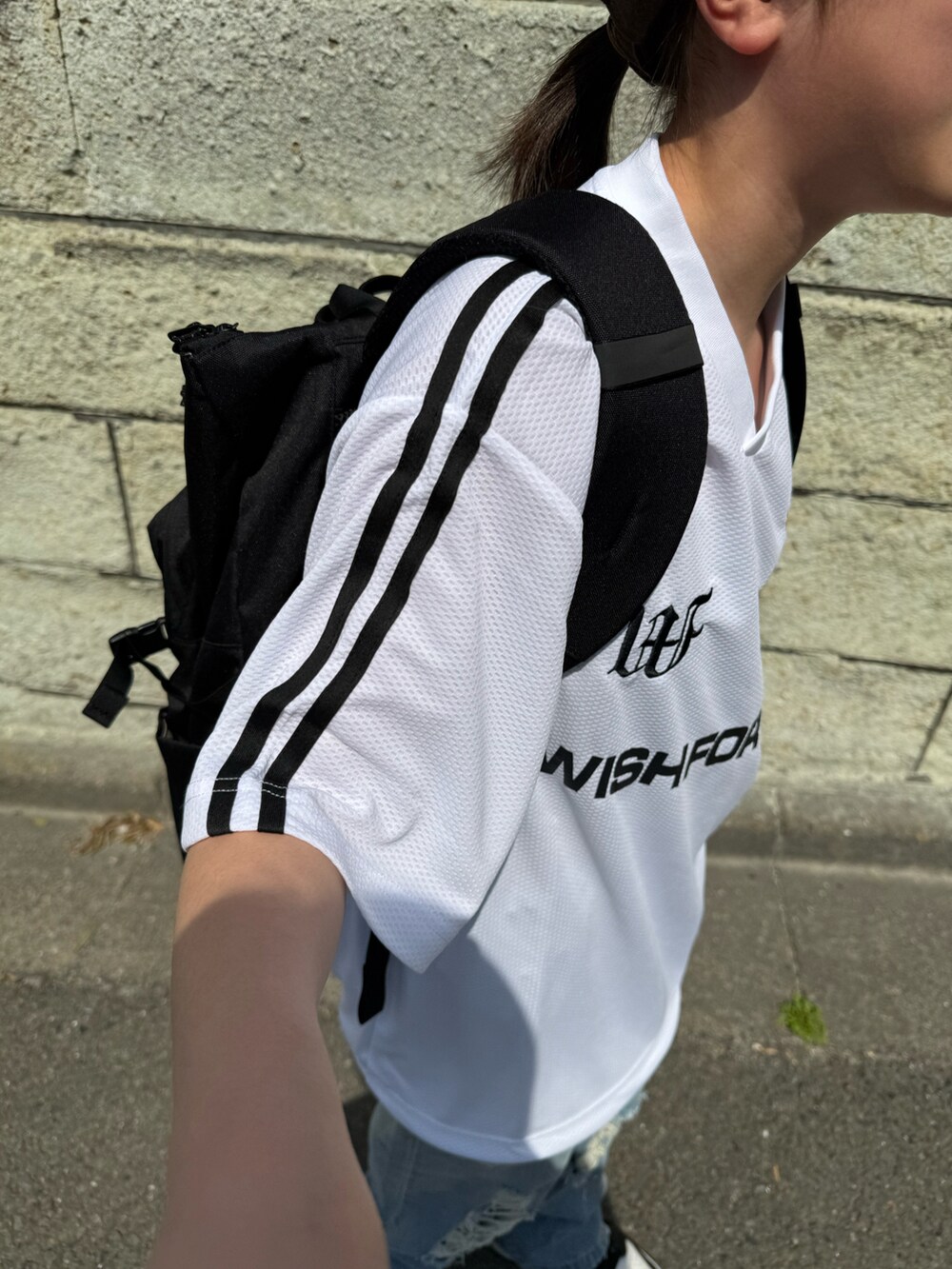 ホワイト系のTシャツ/カットソー、ブルー系のデニムパンツ、ブラック系のバックパック/リュックを着用したキッズの春コーディネートの5枚目の写真