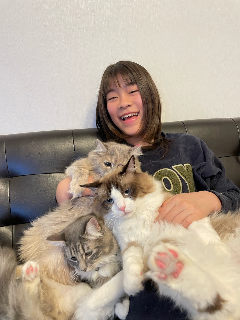 ブルー系のルームウェア/パジャマ、ベージュ系のクッション/クッションカバー、その他のペットグッズを着用したキッズの冬コーディネートの4枚目の写真