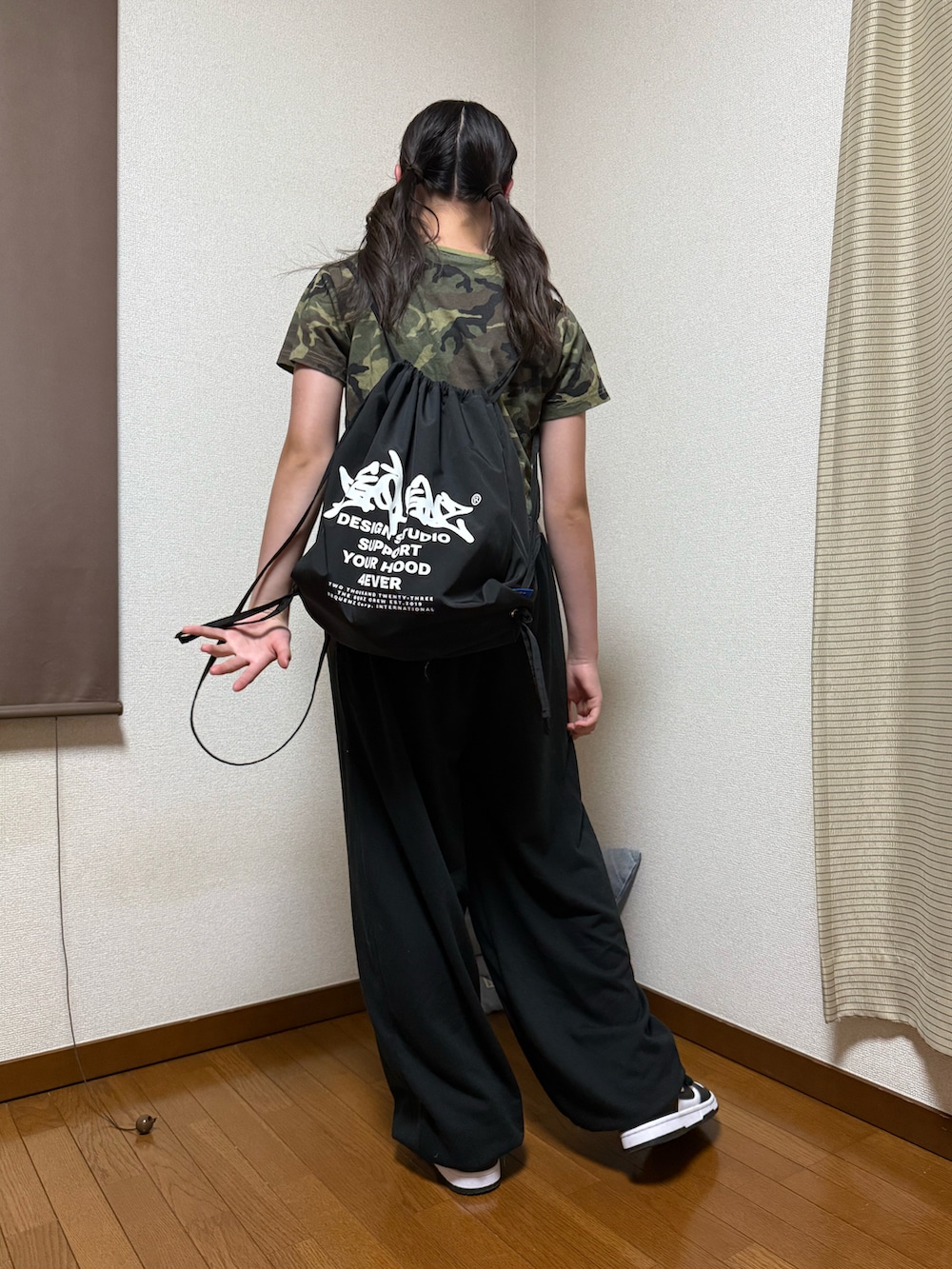 その他のTシャツ/カットソー、ブラック系のスウェットパンツ、ホワイト系のスニーカーを着用したレディースの秋コーディネートの2枚目の写真