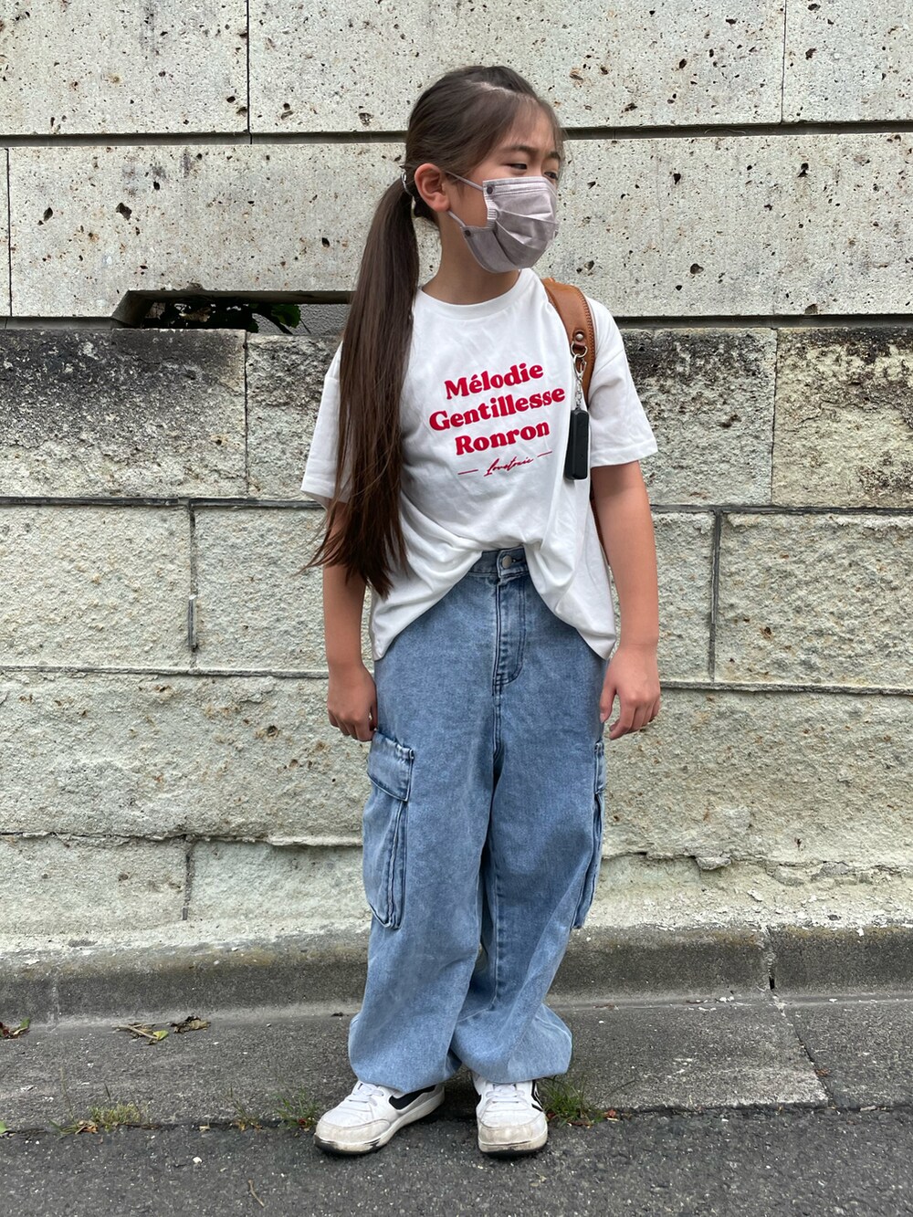 ホワイト系のTシャツ/カットソー、ブルー系のデニムパンツ、ブラック系のバックパック/リュックを着用したキッズの夏コーディネートの4枚目の写真