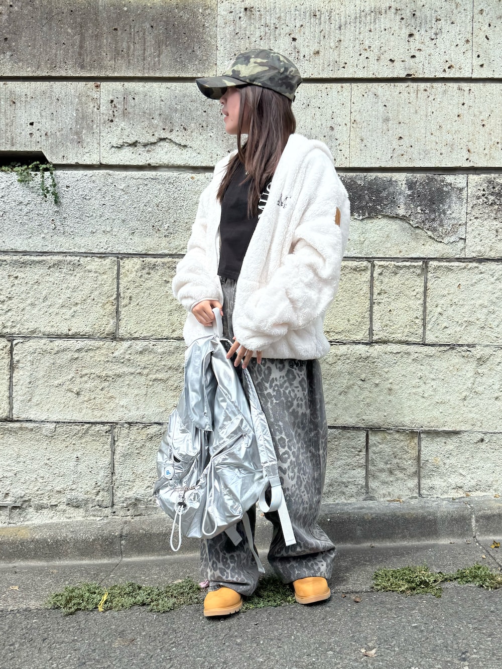 その他のデニムパンツ、ベージュ系のブーツ、ブラック系のTシャツ/カットソーを着用したレディースの秋コーディネートの2枚目の写真