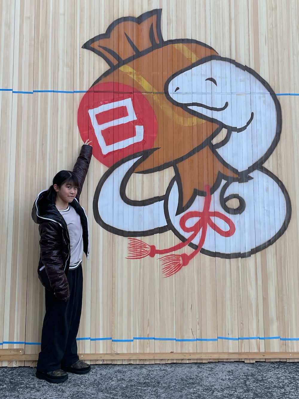 ベージュ系のパーカー、グレー系のその他パンツ、その他のブーツを着用したキッズの冬コーディネートの2枚目の写真