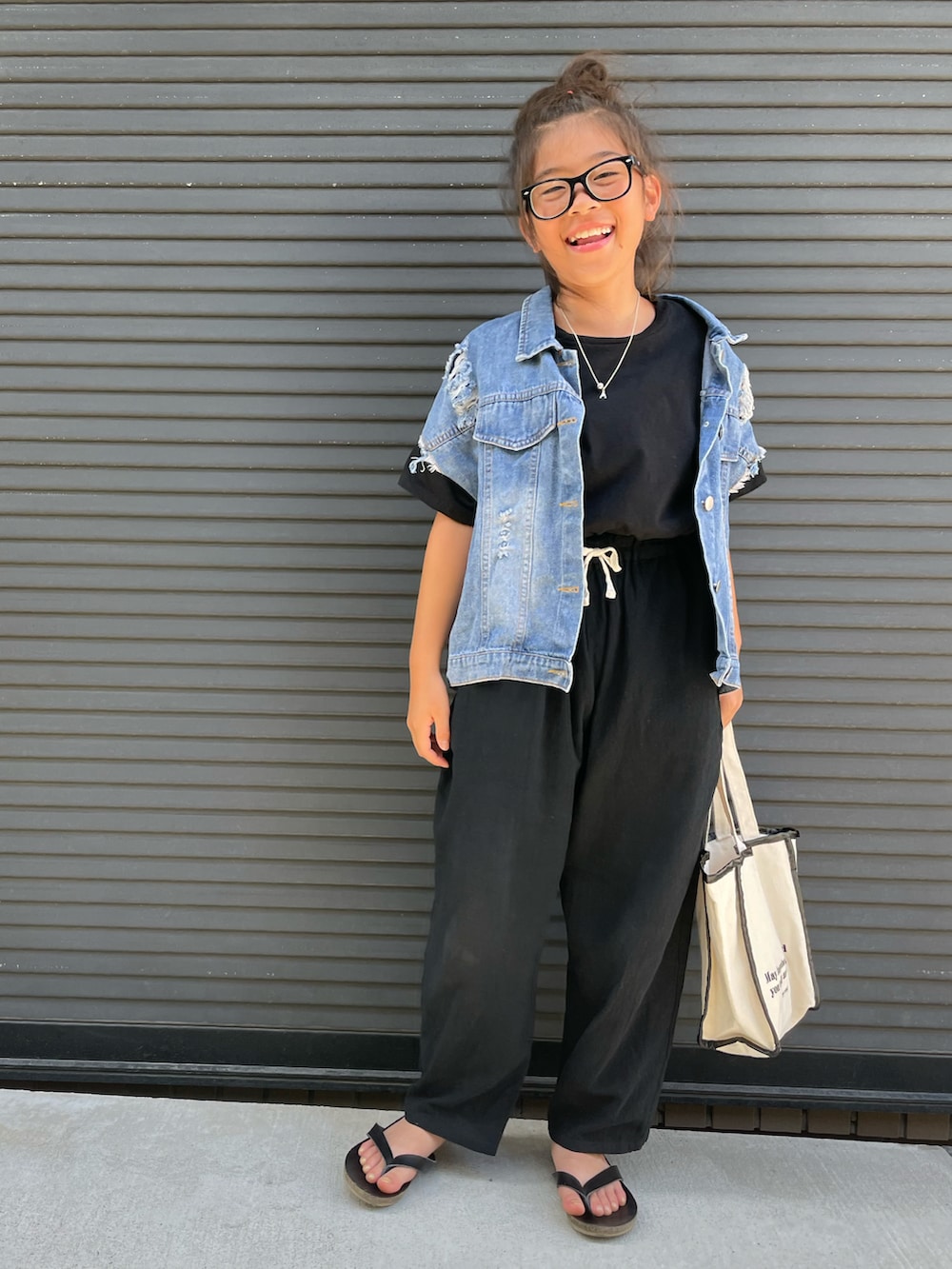 ブルー系のデニムジャケット、ブラック系のTシャツ/カットソー、ブラック系のその他パンツを着用したキッズの夏コーディネートの3枚目の写真