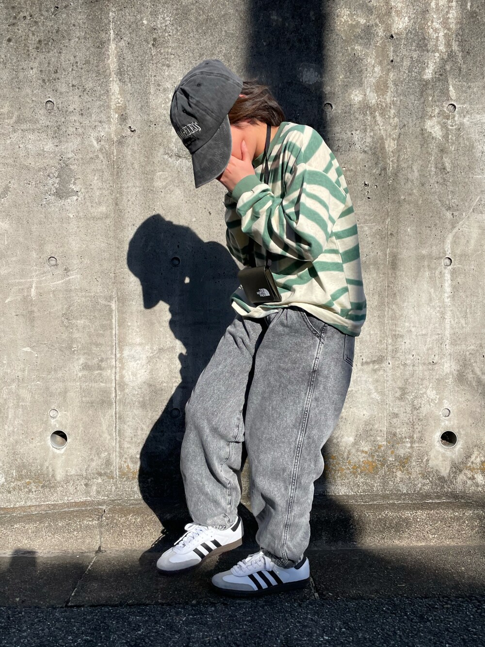 グリーン系のTシャツ/カットソー、ブラック系のデニムパンツ、グリーン系のショルダーバッグを着用したキッズの春コーディネートの3枚目の写真