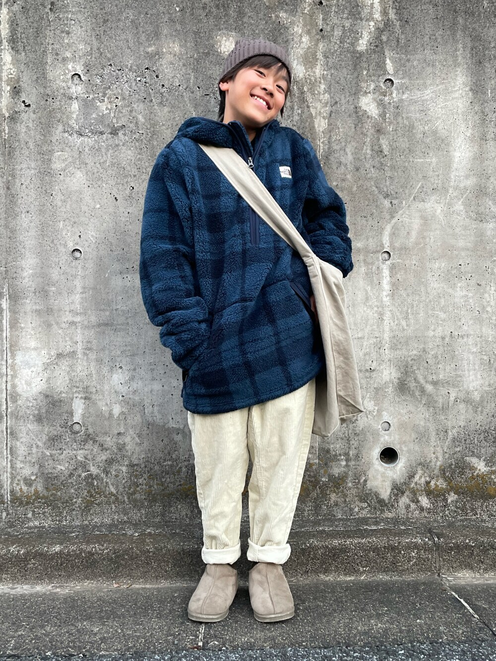 ブルー系のパーカー、ホワイト系のその他パンツ、ベージュ系のショルダーバッグを着用したキッズの冬コーディネートの5枚目の写真