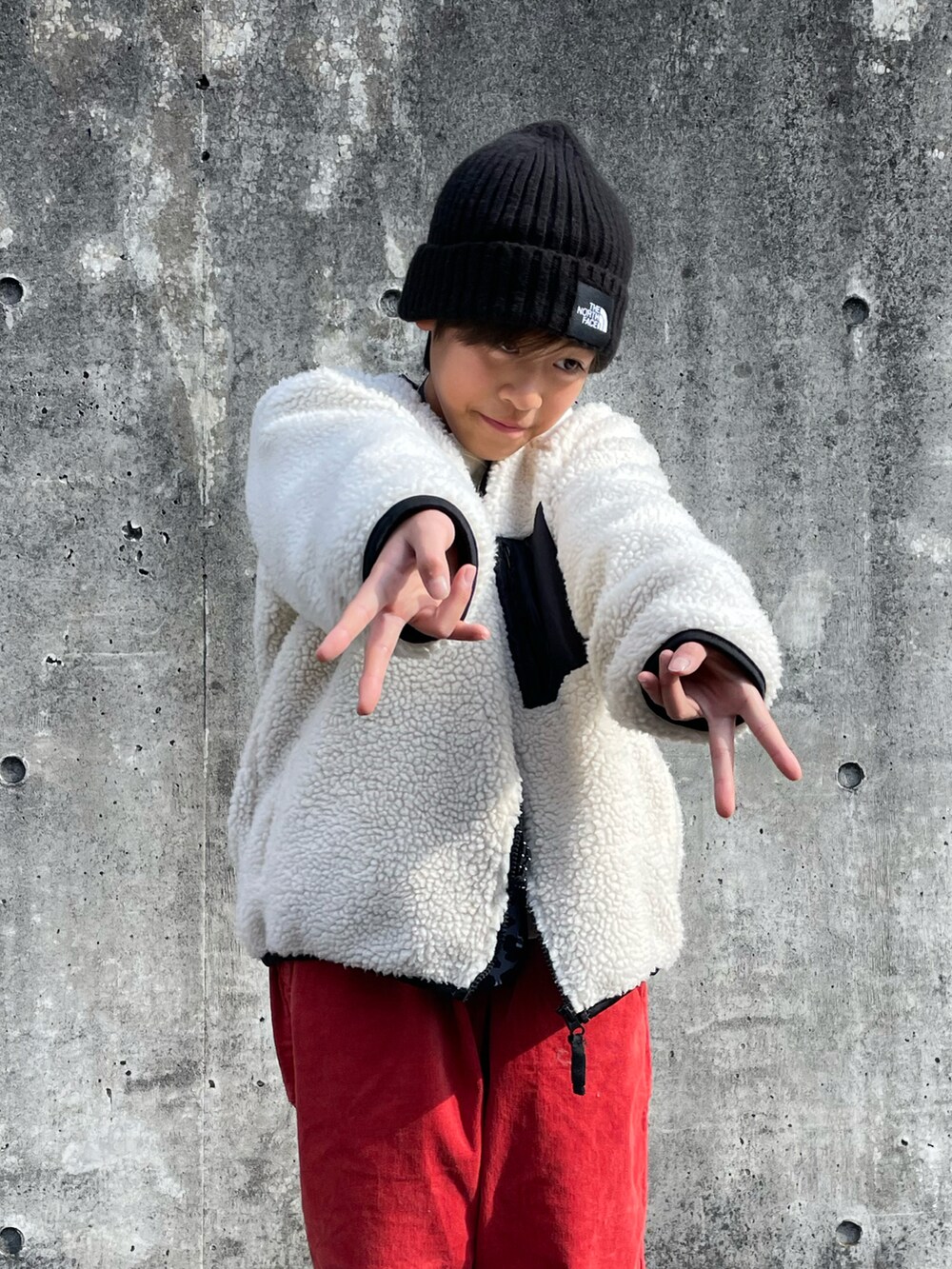 ホワイト系のその他アウター、ホワイト系のスウェット、ブラウン系のその他パンツを着用したキッズの冬コーディネートの5枚目の写真
