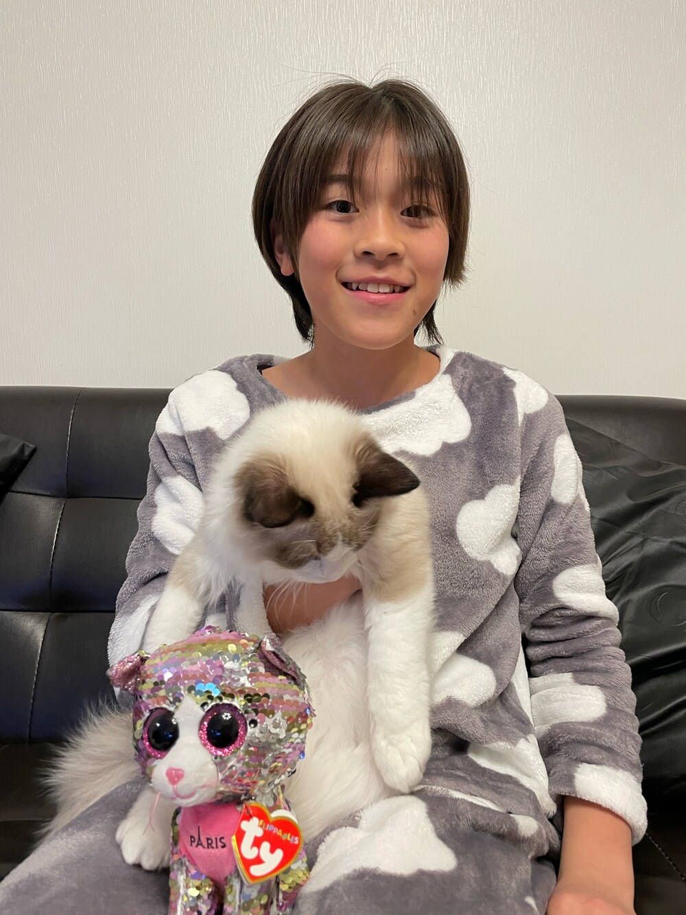 グレー系のルームウェア/パジャマ、シルバー系のフィギュア、ブラウン系のその他を着用したキッズの冬コーディネートの3枚目の写真