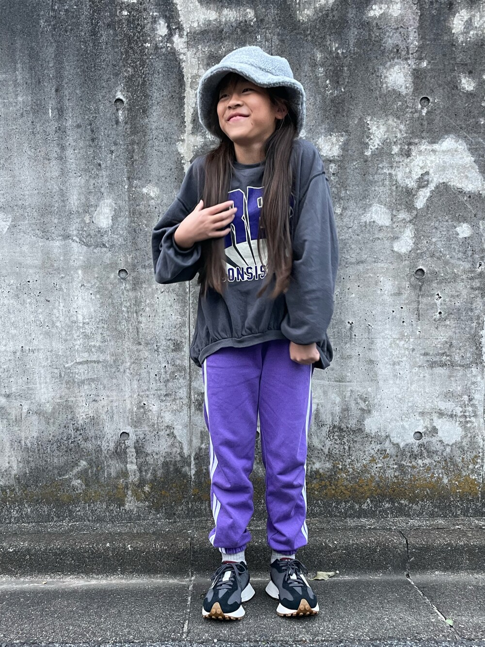 グレー系のTシャツ/カットソー、パープル系のスウェットパンツ、ブラック系のスニーカーを着用したキッズの秋コーディネートの3枚目の写真